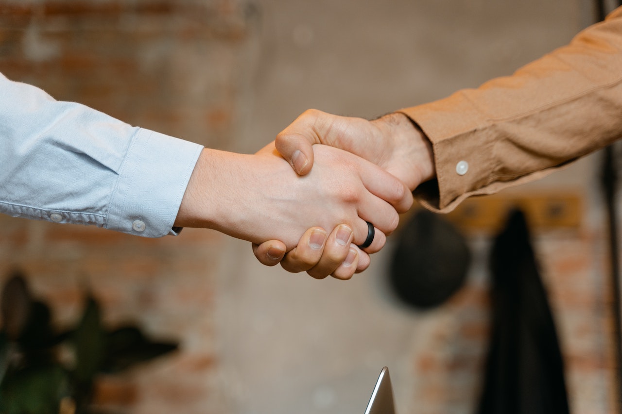 Online business brokers closing a deal